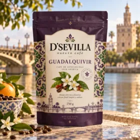 Café Guadalquivir de D'Sevilla junto al río y la Torre del Oro