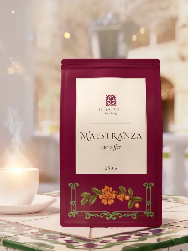 Café Maestranza de D'Sevilla servido en una mesa del Arenal